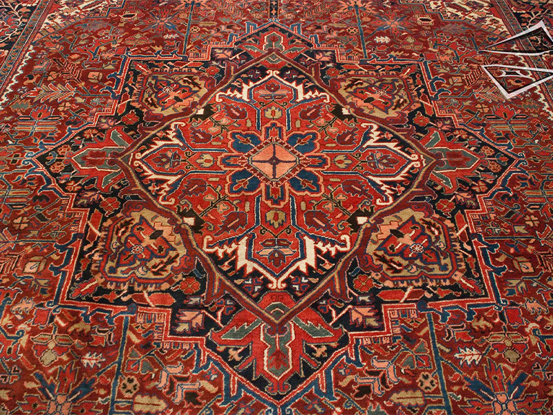 Красный ковер с орнаментом